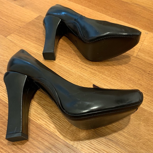 Louis Vuitton leather pumps w/ 4 inch heels - Picture 3 of 6